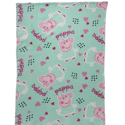 Manta infantil verde água com padrão da personagem Peppa Pig