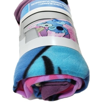 Manta polar colorida dobrada com embalagem de tira branca e azul