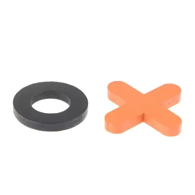 Marcadores de jogo da velha preto e laranja em fundo branco