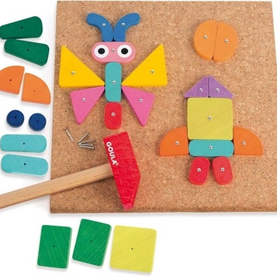 Tabuleiro com peças de madeira coloridas e martelo de madeira para montar figuras