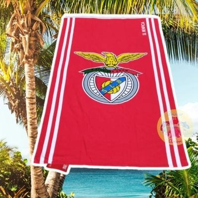 Toalha de praia vermelha com emblema do Benfica e faixas brancas verticais