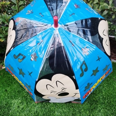 Guarda-chuva infantil azul com imagens do Mickey Mouse e notas musicais