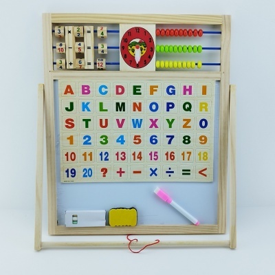 Quadro educativo de madeira com alfabeto, números, símbolos e ábaco coloridos