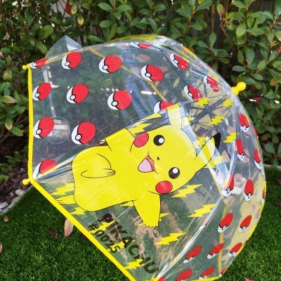 Guarda-chuva transparente decorado com Pikachu e Pokébolas