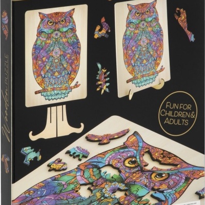 Caixa preta de quebra-cabeças de madeira com imagem colorida de coruja estilizada e textos dourados e brancos.