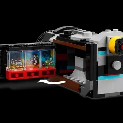 Máquina fotográfica de brincar em LEGO com visor aberto mostrando imagens internas