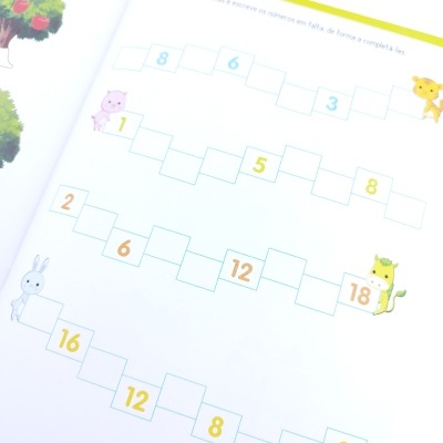 Página de livro infantil com exercícios numéricos e ilustrações de animais coloridos