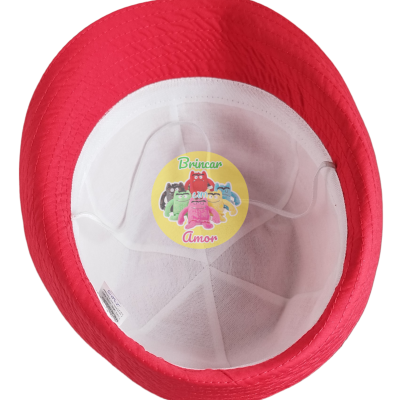 Chapéu vermelho com interior branco e etiqueta amarela com personagens
