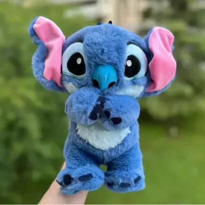Pelúcia azul do personagem Stitch com orelhas cor-de-rosa e nariz azul