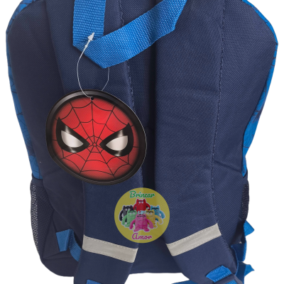 Mochila infantil azul com etiquetas do Homem-Aranha e 'Brincar com Amor'
