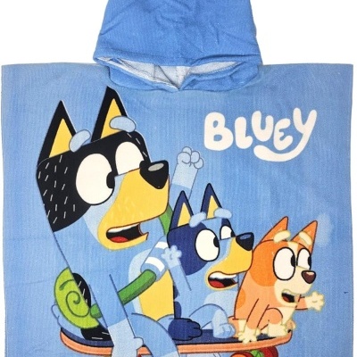 Capa de banho azul com capuz e personagens do desenho animado Bluey em skate