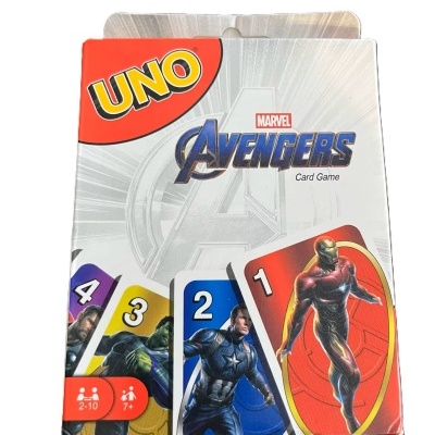 Caixa do jogo de cartas UNO Marvel Avengers com cartas numeradas e personagens dos Avengers