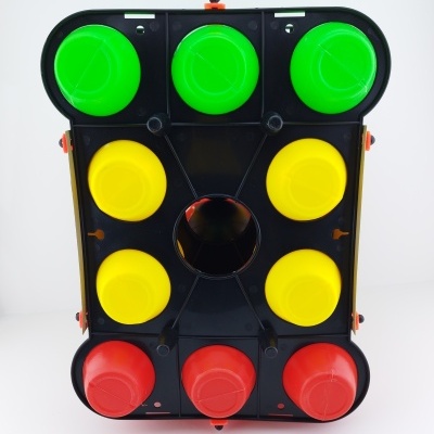 Painel preto com copos plásticos verdes, amarelos e vermelhos