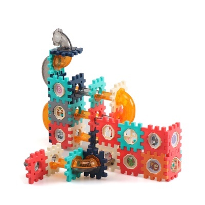 Estrutura de peças de encaixe coloridas com engrenagens e elementos translúcidos laranja