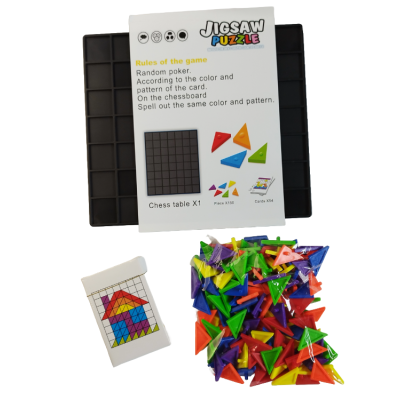 Jogo de puzzle com peças triangulares coloridas e base preta