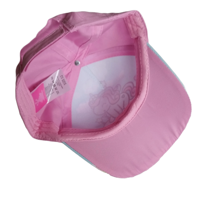 Boné rosa visto por dentro com etiqueta e desenho de unicórnio na aba