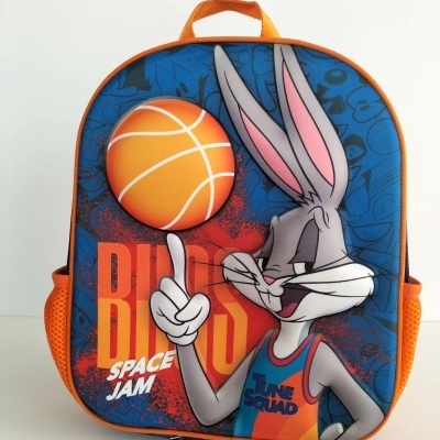 Mochila infantil azul e laranja com estampa de Pernalonga e bola de basquetebol