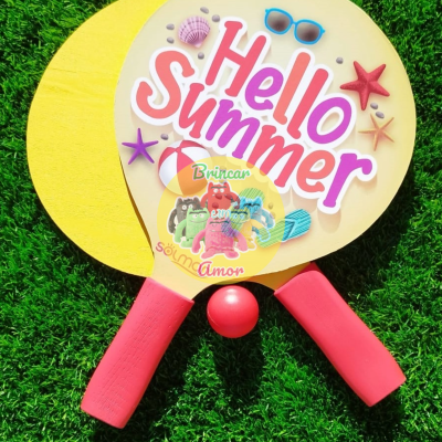 Duplas de raquetes de madeira para jogo de praia com bola vermelha em relvado artificial