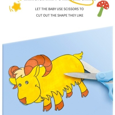 Tesoura azul a cortar desenho de carneiro amarelo em folha azul com texto instrucional em inglês