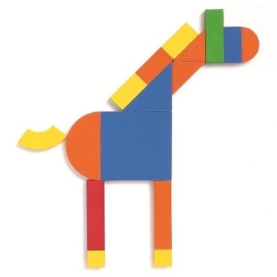 Figura de girafa com formas geométricas coloridas