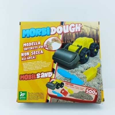 Caixa de brinquedo com carrinho escavadora amarelo e areia cinzenta maleável