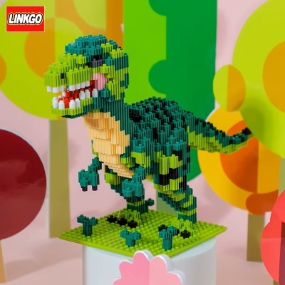 Dinossauro de blocos de montar verde e bege numa base verde com plantas, decorado com gráficos de árvores coloridas no fundo e logo LINKGO
