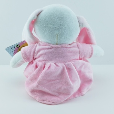 Pelúcia de coelho com vestido rosa vista de costas