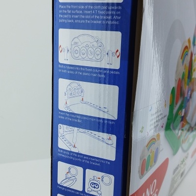 Embalagem de brinquedo com instruções de montagem em azul e branco