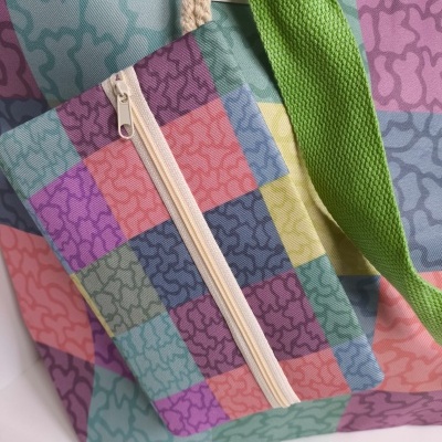 Mala e necessaire com padrão colorido de quadrados e fecho branco