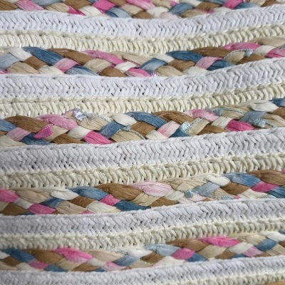 Tecido trançado com fios brancos e coloridos azul, rosa e castanho