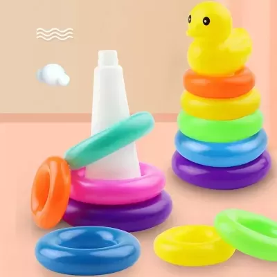 Brinquedo empilhável com anéis coloridos e pato amarelo no topo