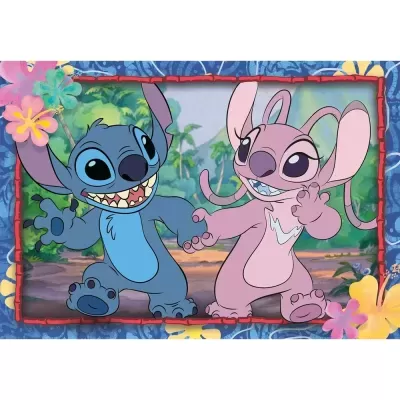 Ilustração de personagens animados azul e cor-de-rosa com orelhas grandes em ambiente tropical