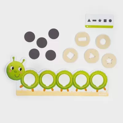 Brinquedo educativo lagarta de madeira com discos de formas e cartões com símbolos
