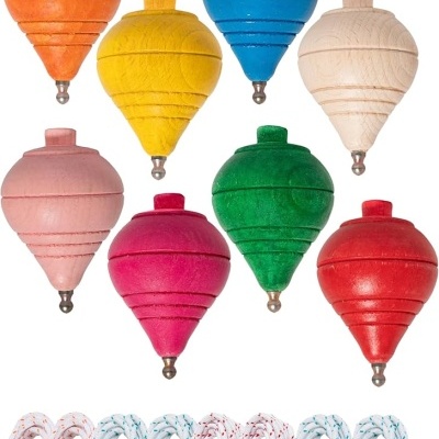 Sete piões de madeira coloridos e sete cordas com padrões diversos