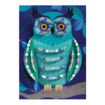 Quadro decorativo de coruja azul e verde com miçangas e lantejoulas em fundo azul