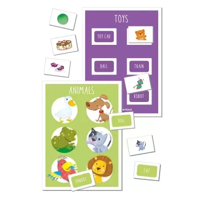 Painéis de aprendizagem infantis com animais e brinquedos, e cartas de correspondência em inglês.