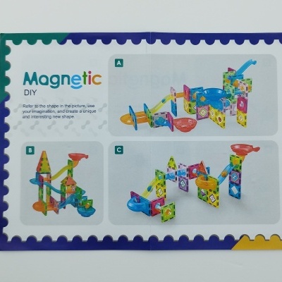 Folheto de brinquedo magnético com instruções e imagens de três construções coloridas