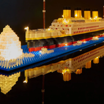 Modelo de navio de blocos de construção tipo Lego com icebergue