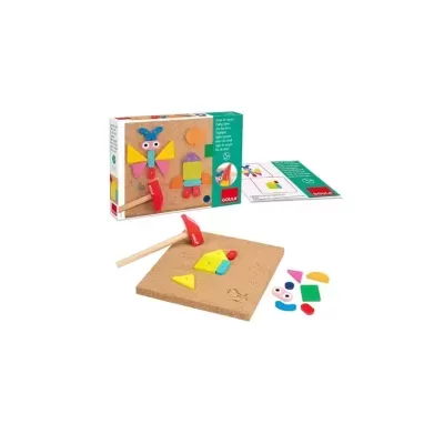 Jogo de madeira com base de cortiça, martelo e peças coloridas para montar formas
