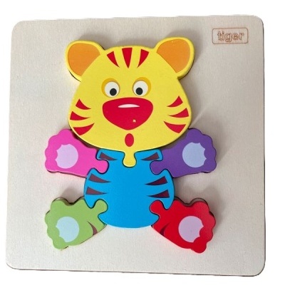 Quebra-cabeças de tigre colorido em madeira com tabuleiro
