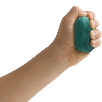 Mão a segurar bola antiderrapante verde