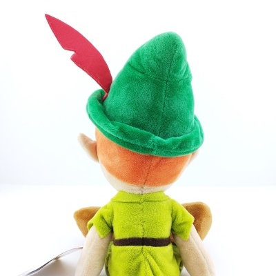 Pelúcia personagem roupa verde chapéu verde pena vermelha costas fundo branco