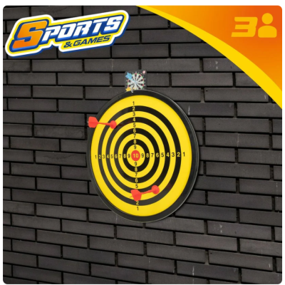 Alvo de dardos amarelo e preto com números, dardos vermelhos, parede de tijolos pretos