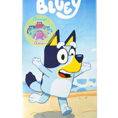 Toalha de praia com personagem Bluey e texto BLUEY
