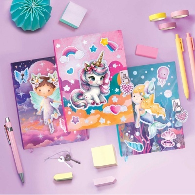 Três cadernos ilustrados com fada, unicórnio e sereia e vários acessórios de escrita e papelaria