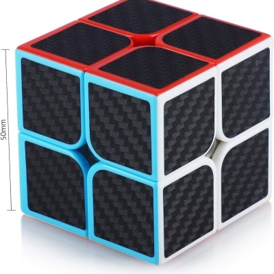 Cubo 2x2 com padrão de fibra de carbono e bordas coloridas