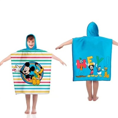 Poncho para criança com capuz e desenhos dos personagens Mickey, Pluto e Pato Donald
