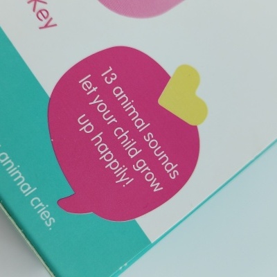 Parte de embalagem colorida para produto infantil com texto em inglês e símbolos musicais