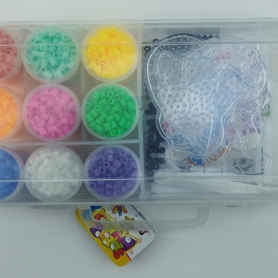 Conjunto de arte com pequenos pilares de plástico coloridos e acessórios em caixa plástica transparente