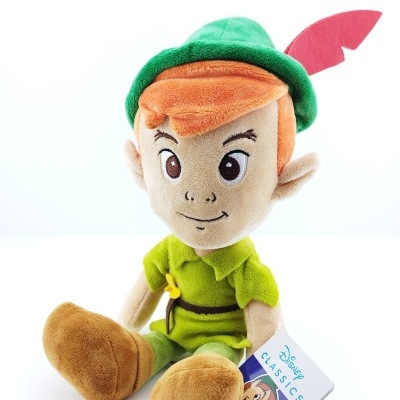 Pelúcia do Peter Pan com roupa verde e chapéu com pena vermelha